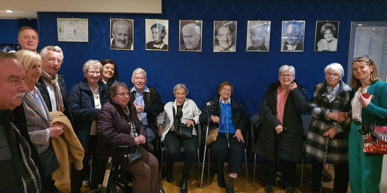 Die Bewohnerinnen der Seniorenwohnanlage Pappelweg und anderer Senioreneinrichtungen beim Theaterbesuch in der Komödie in Frankfurt am 24. März