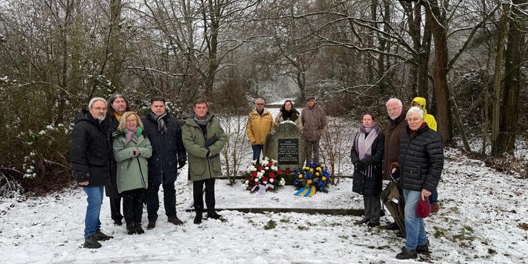 Um den Gedenkstein mit Kränzen herum versammelten sich u.a. auch Stadtverordnetenvorsteherin Christine Wagner, Bürgermeister Dirk Gene Hagelstein und Erster Stadtrat Stefan Schmitt