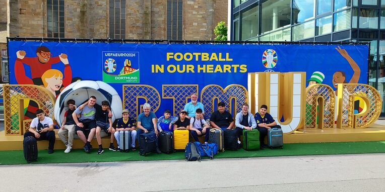 Jungengruppe des Zeppelinheimer Jugendraums in der Fan Zone in Dortmund