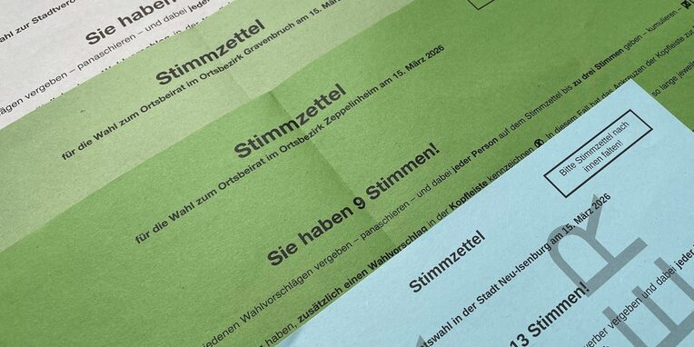 verschieden farbige Musterzettel in hellblau, grün, hellgrün und grau für die verschiedenen Wahlmöglichkeiten