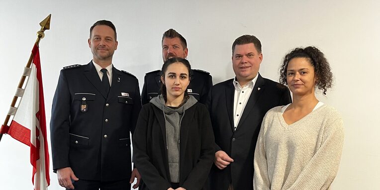 Vlnr: Polizeihauptkommissar Matthias Thiem, Aleyna Todorova, Polizeioberkommissar Mario Hehl, Erster Stadtrat Stefan Schmitt, Sheila Pfannkuchen