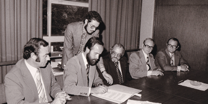 Von links: Erster Stadtrat Herbert Becker, Bürgermeister Hans-Erich Frey, Stadtverordnetenvorsteher Karl-Heinz-Schäfer (Neu-Isenburg). Im Hintergrund Gerhard Goldberg (Hauptamt).